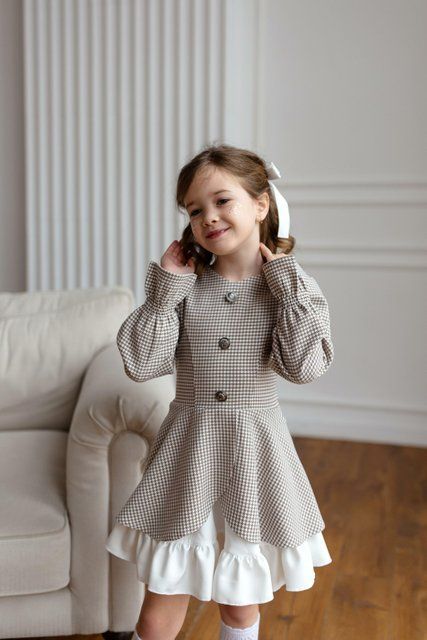 Сукня Айворі з гудзиками бежева гусяча лапка для дівчинки &mdash; Mini Queenie