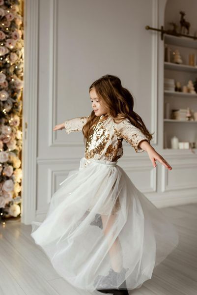 Сукня Неллі з рукавом паєтки золоті для дівчинки &mdash; Mini Queenie