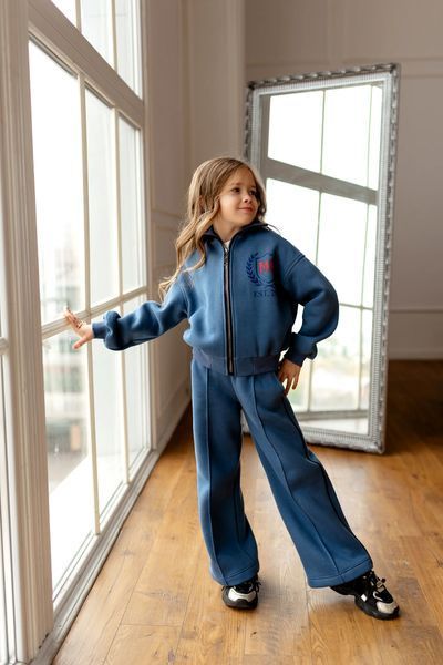Спортивний костюм Спорт з накаткою попереду для дівчинки &mdash; Mini Queenie