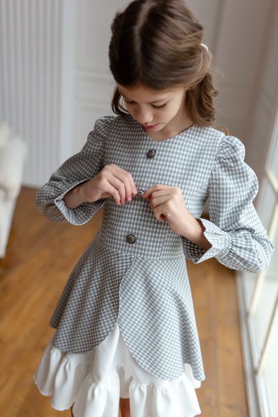 Сукня Айворі з гудзиками сіра гусяча лапка для дівчинки &mdash; Mini Queenie