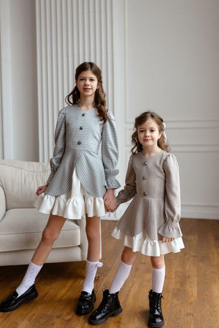 Сукня Айворі з гудзиками сіра гусяча лапка для дівчинки &mdash; Mini Queenie
