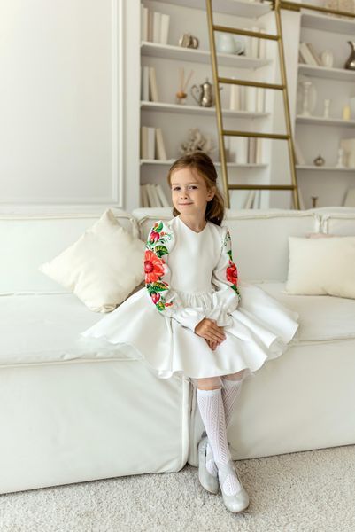Сукня Айворі з принтом на рукавах для дівчинки &mdash; Mini Queenie