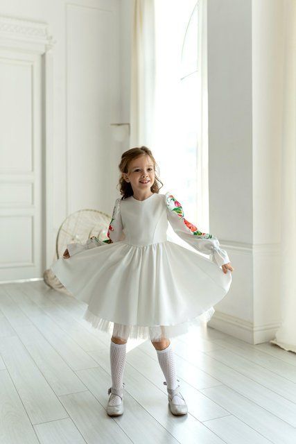 Сукня Айворі з принтом на рукавах для дівчинки &mdash; Mini Queenie