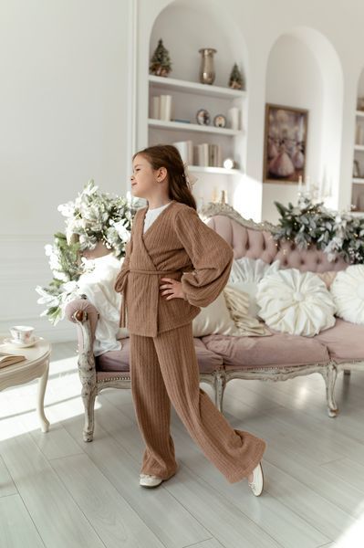 Кардиган та штани кльош коричневий для дівчинки &mdash; Mini Queenie