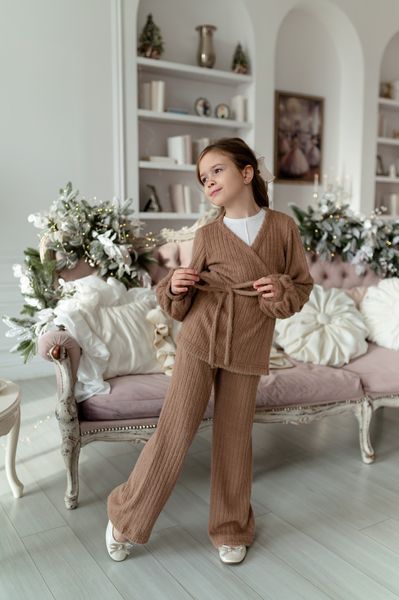 Кардиган та штани кльош коричневий для дівчинки &mdash; Mini Queenie
