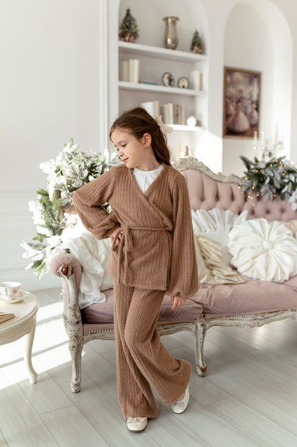 Кардиган та штани кльош коричневий для дівчинки &mdash; Mini Queenie