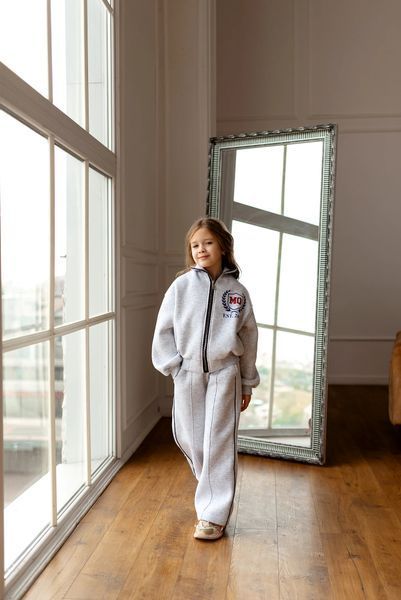 Спортивний костюм Спорт з накаткою попереду для дівчинки &mdash; Mini Queenie