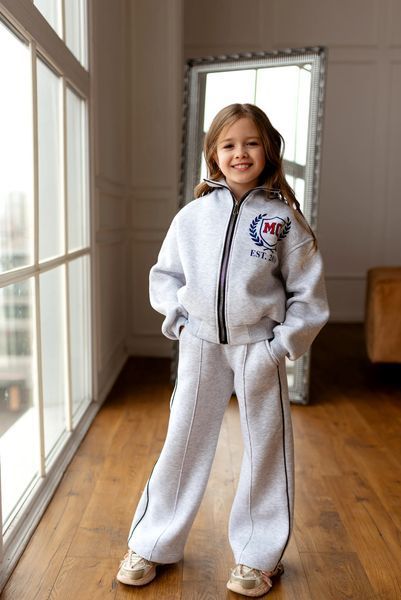 Спортивний костюм Спорт з накаткою попереду для дівчинки &mdash; Mini Queenie