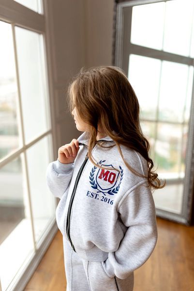 Спортивний костюм Спорт з накаткою попереду для дівчинки &mdash; Mini Queenie