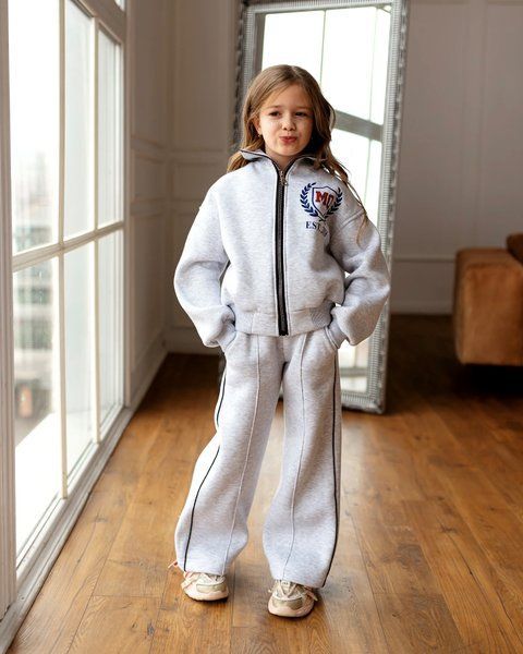 Спортивний костюм Спорт з накаткою попереду для дівчинки &mdash; Mini Queenie