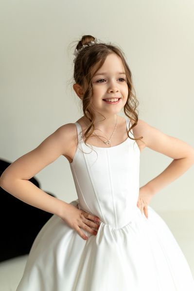 Сукня Скарлет зі шлейфом для дівчинки &mdash; Mini Queenie