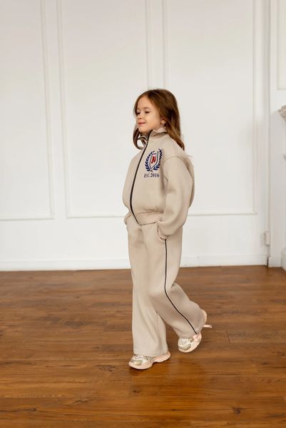 Спортивний костюм Спорт з накаткою попереду для дівчинки &mdash; Mini Queenie