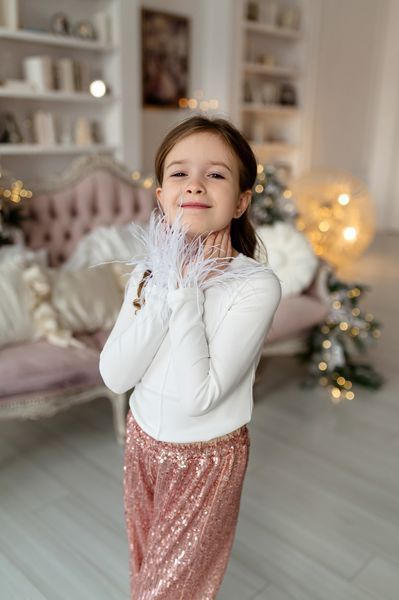 Лонгслів рубчик зі пір'ям білий для дівчинки &mdash; Mini Queenie