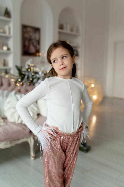 Лонгслів рубчик зі пір'ям білий для дівчинки &mdash; Mini Queenie
