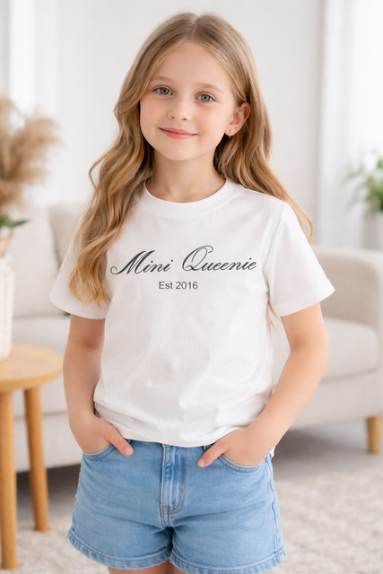 Футболка з чорним лого для дівчинки &mdash; Mini Queenie