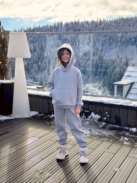 Спортивний костюм Емілі з вишивкою для дівчинки &mdash; Mini Queenie