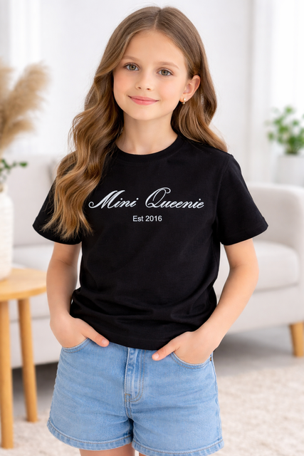 Футболка з білим лого для дівчинки &mdash; Mini Queenie